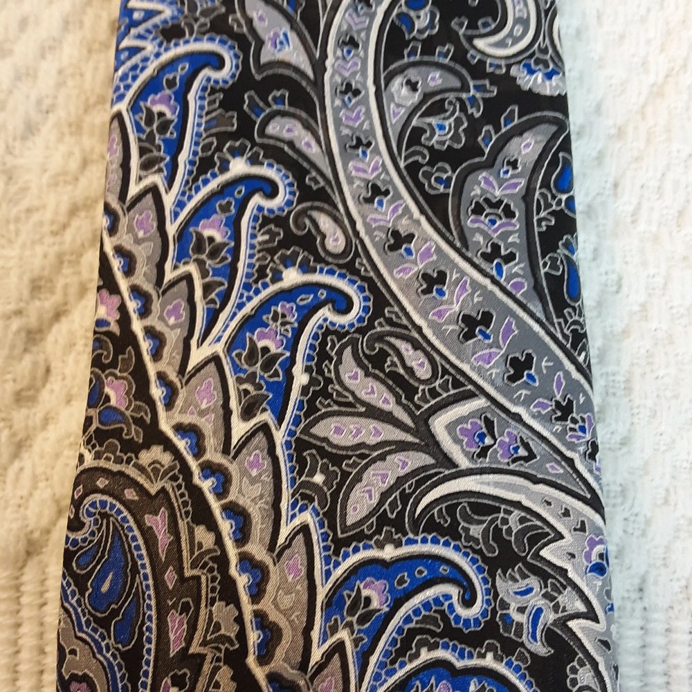 Geoffery Beene Tie - Picture 2 of 4